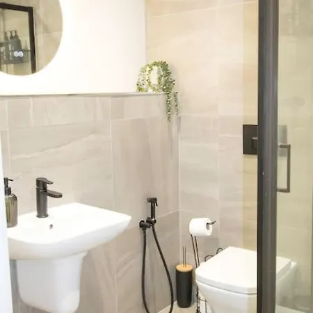Cosy 1 Bed In Free Netlfix And Sky Tv And Coffee Machine Apartment *